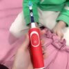 Bàn chải điện trẻ em Oral B Kids – Sạc điện có tốt không đánh giá review