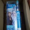 Bàn chải điện trẻ em Oral B Kids – Sạc điện có tốt không đánh giá review